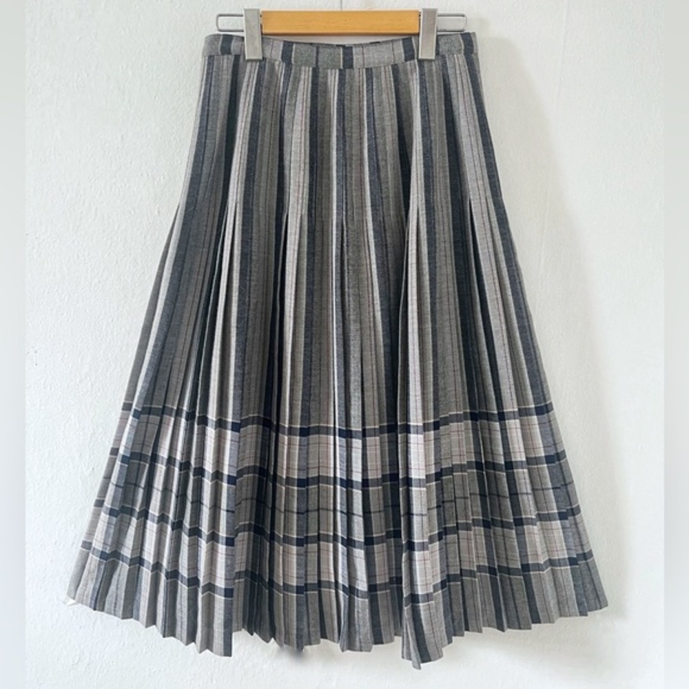 Grey Tartan Kilt Skirt | Plaid | Wool | Vintage | Size 6 | Jean Canada Inc.